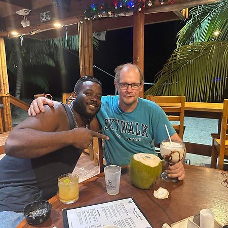 Airport Inn Roatan エクステリア 写真