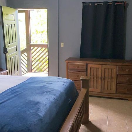 Airport Inn Roatan エクステリア 写真