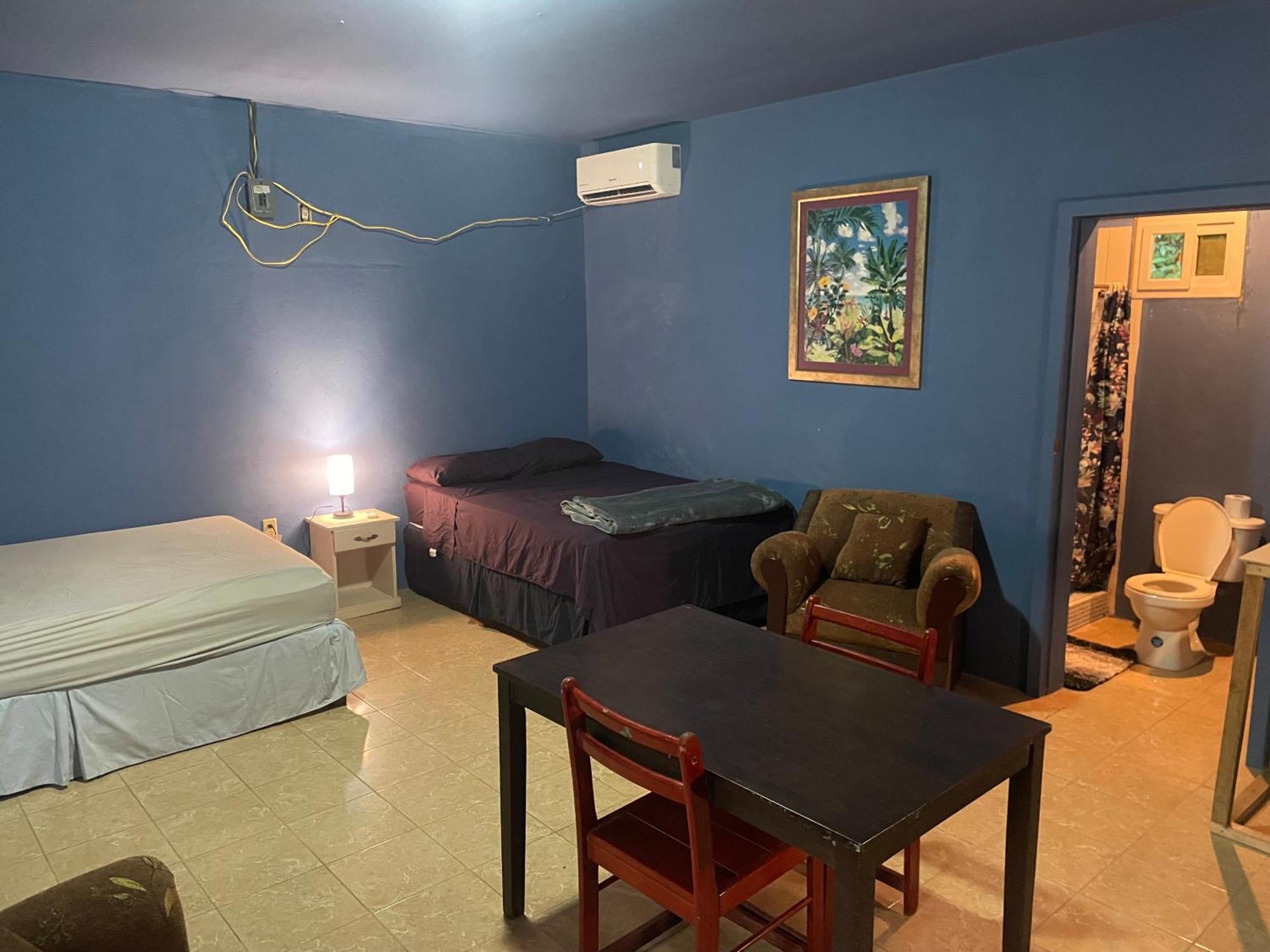 Airport Inn Roatan エクステリア 写真