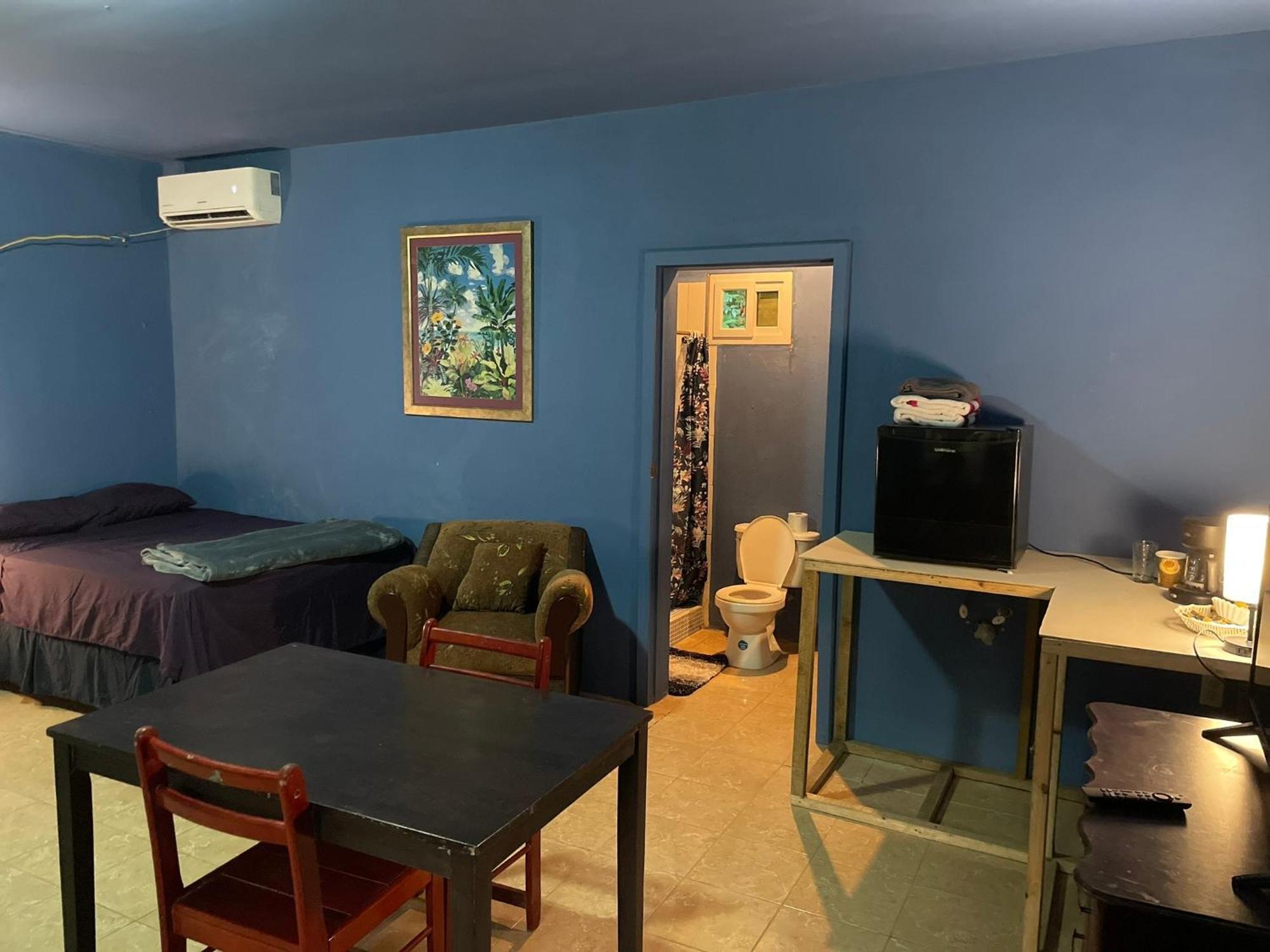 Airport Inn Roatan エクステリア 写真