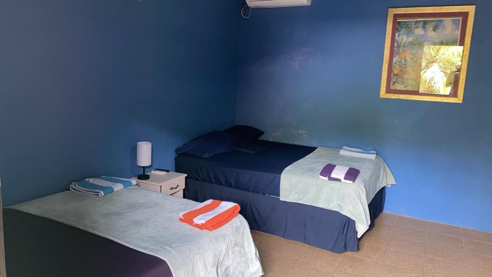 Airport Inn Roatan エクステリア 写真