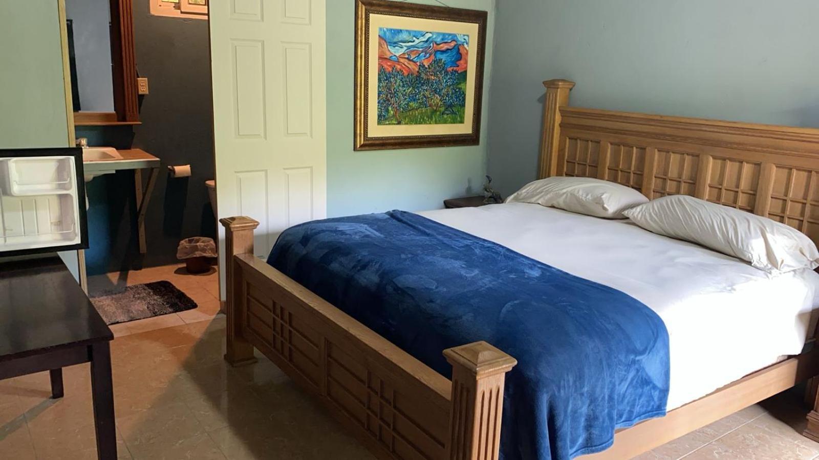Airport Inn Roatan エクステリア 写真