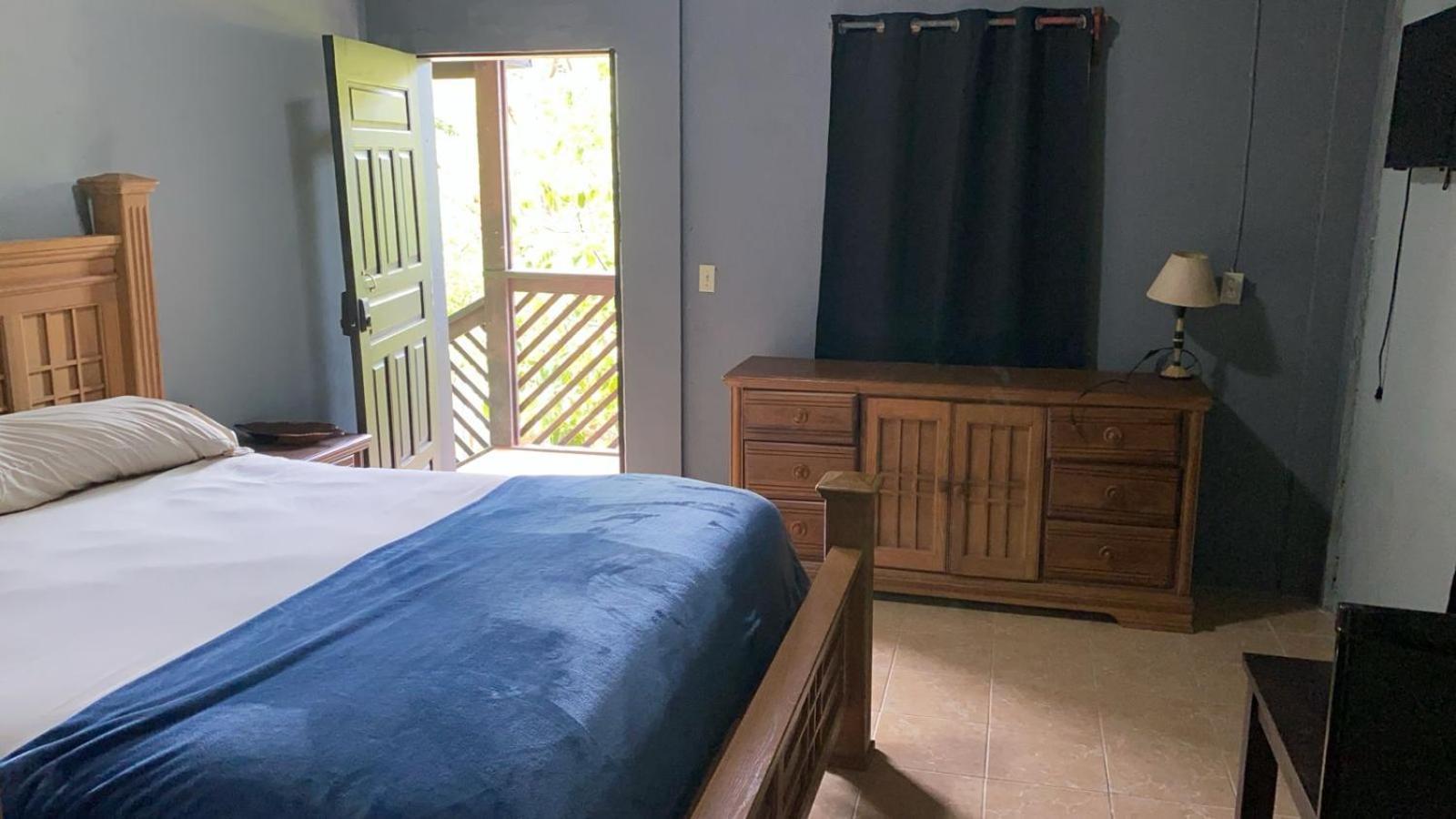 Airport Inn Roatan エクステリア 写真