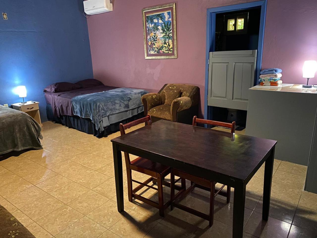 Airport Inn Roatan エクステリア 写真