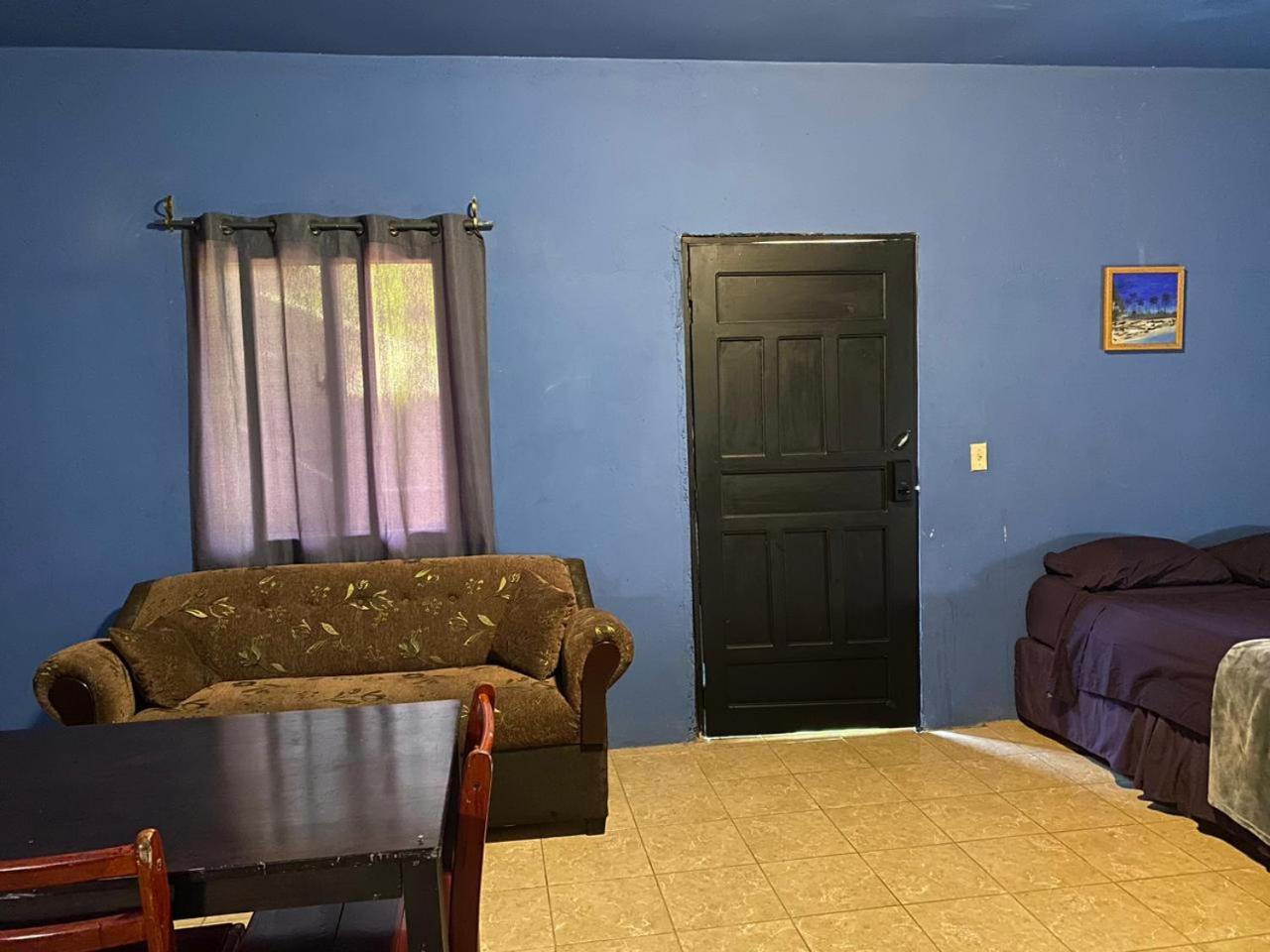 Airport Inn Roatan エクステリア 写真