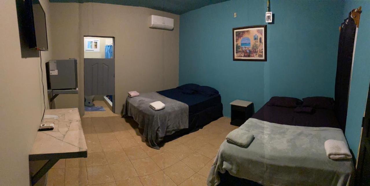 Airport Inn Roatan エクステリア 写真