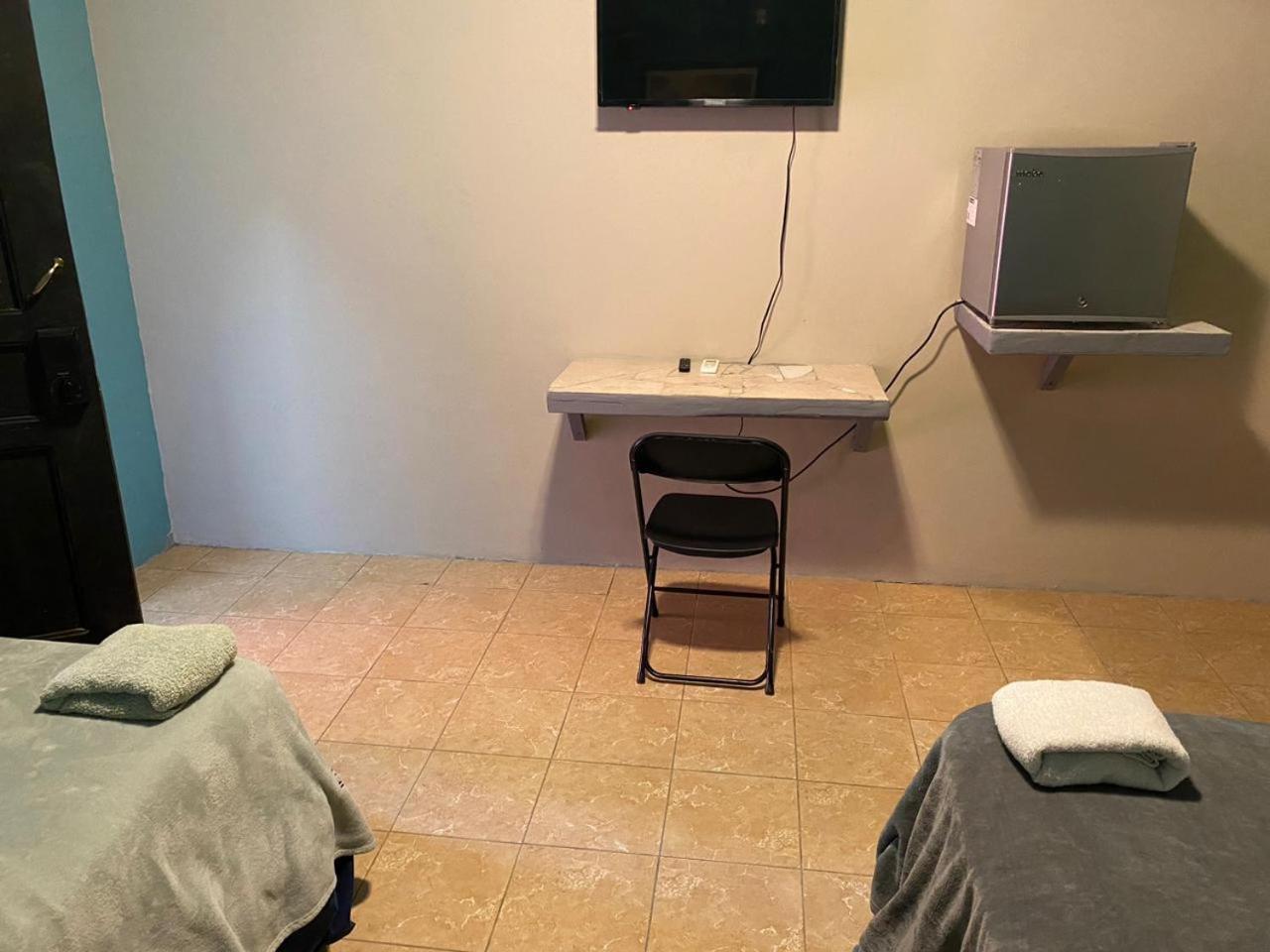 Airport Inn Roatan エクステリア 写真