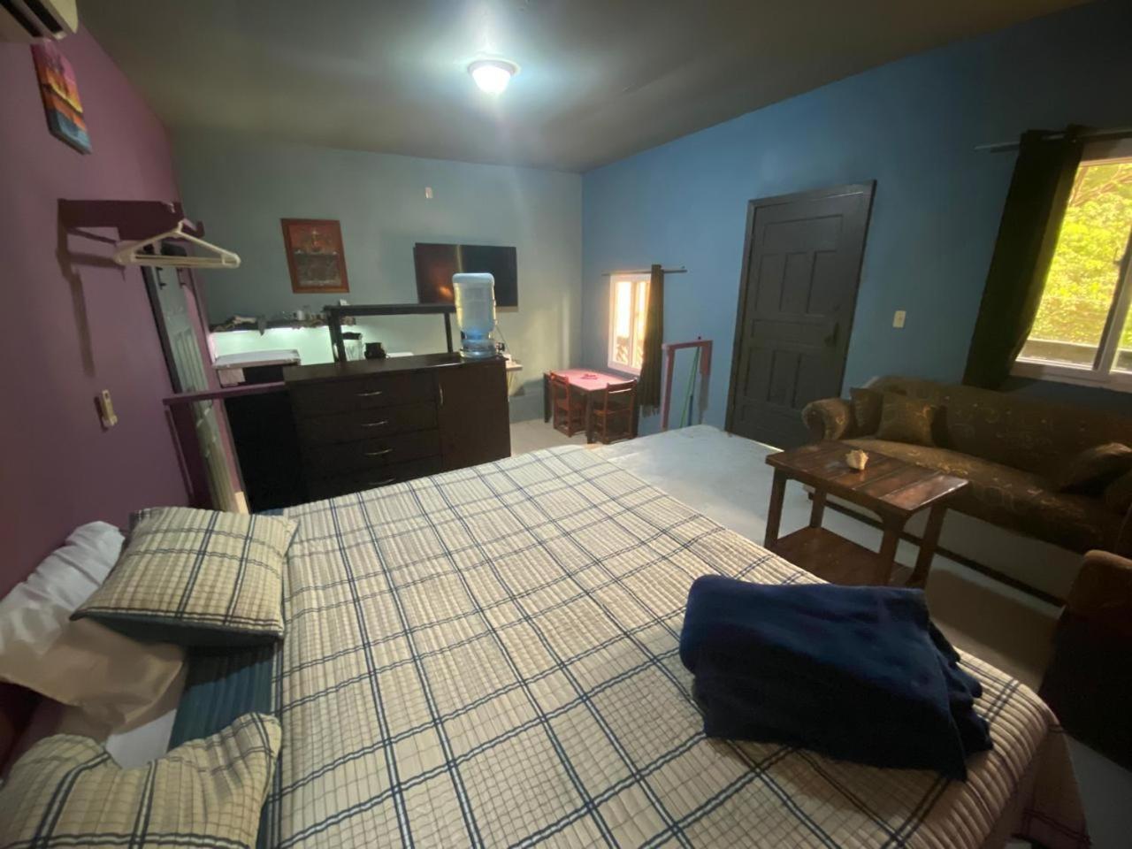 Airport Inn Roatan エクステリア 写真
