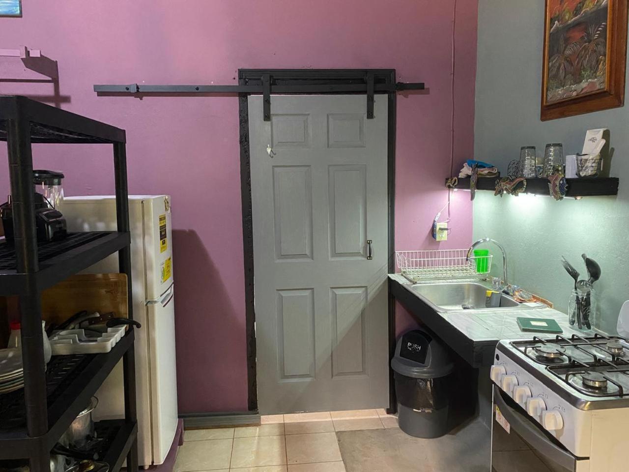 Airport Inn Roatan エクステリア 写真