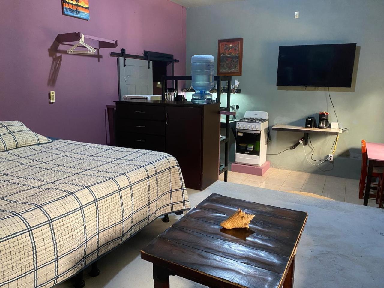 Airport Inn Roatan エクステリア 写真